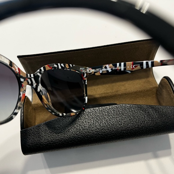 BURBERRY Signature Print Sunglasses - Picture 5 of 6